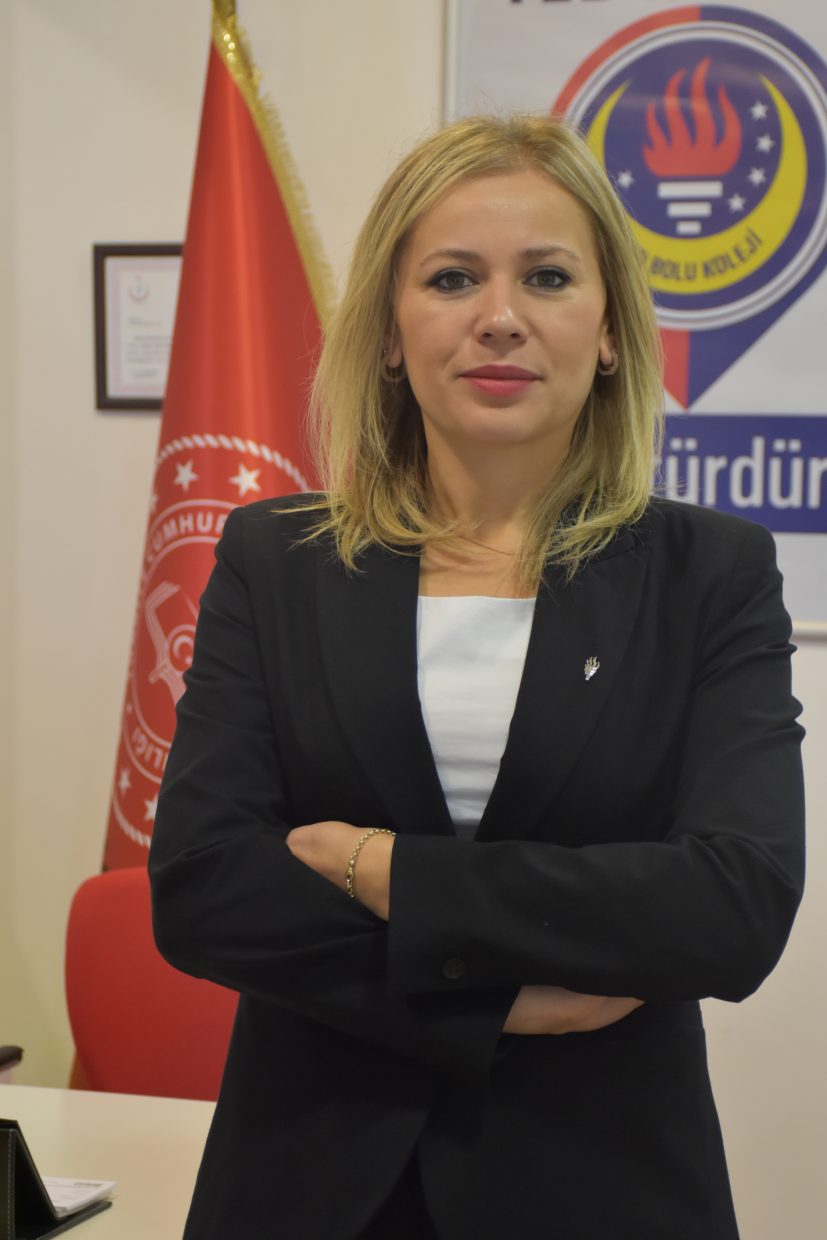 İLKOKUL MÜDÜRÜ
